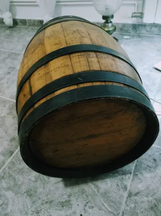 Barril antiguo de madera