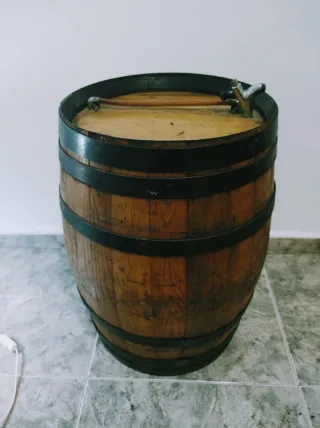 Barril antiguo de madera