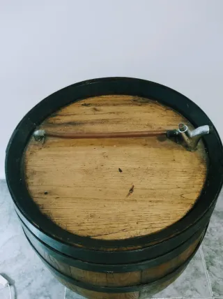 Barril antiguo de madera