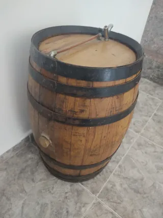 Barril antiguo de madera