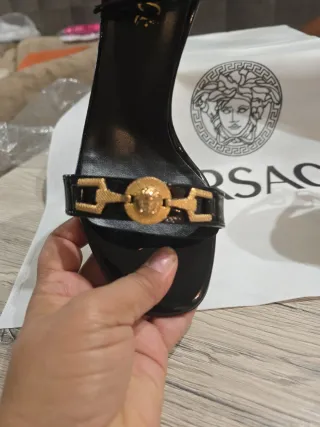 Sandalias Versace Negras y Doradas