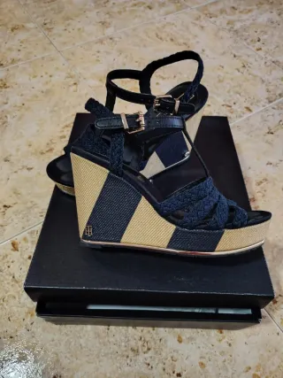 Sandalias cuña Tommy Hilfiger beige y azul