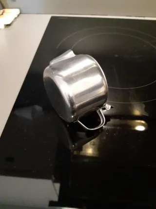 Tetera de metal plateada