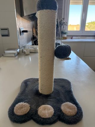 Rascador para gatos con bola