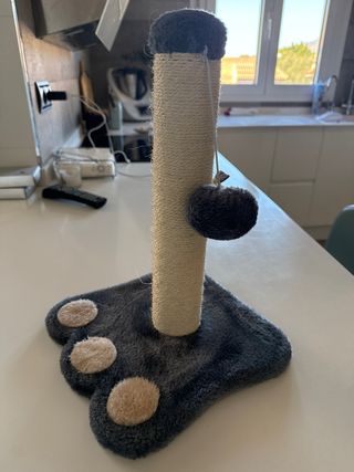Rascador para gatos con bola