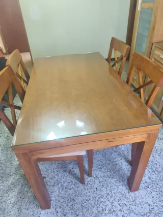 Mesa comedor con cristal y 4 sillas madera