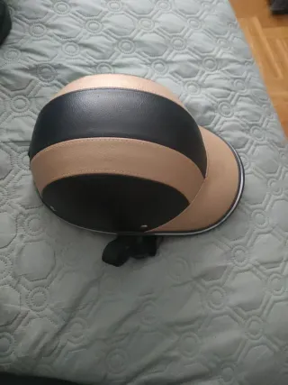 Casco vintage bicicleta cuero negro y dorado