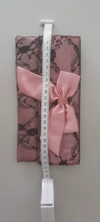 Bolso de mano rosa con lazo