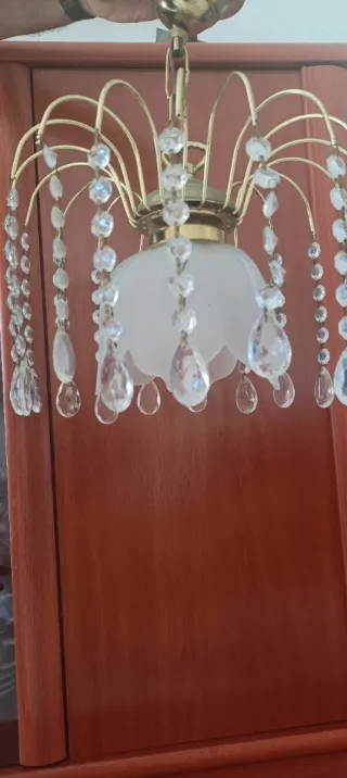 Lámpara colgante dorada con cristales