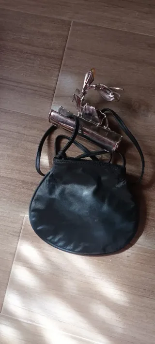 Bolso negro con adornos de piedras