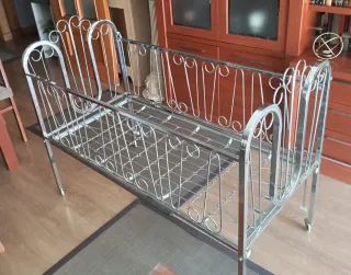 Cuna de bebé de metal cromado