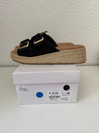 Sandalias plataforma negras con hebillas doradas