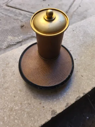 Cenicero antiguo dorado y marrón