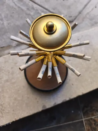 Cenicero antiguo dorado y marrón