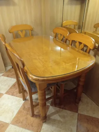 Mesa de 1,40 cmts, y 2 metros abierta con 4 sillas