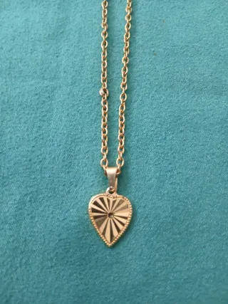 Cadena dorada con colgante de corazón