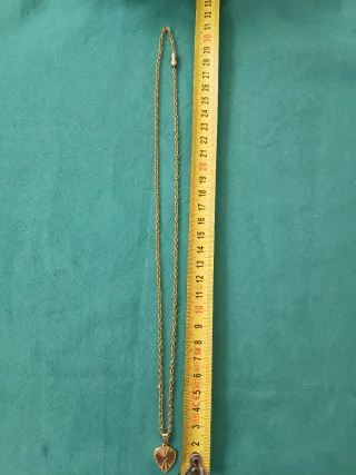Cadena dorada con colgante de corazón