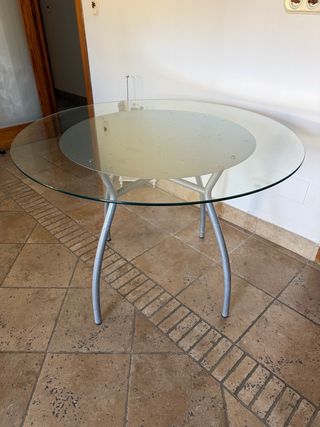 Mesa redonda de cristal y metal
