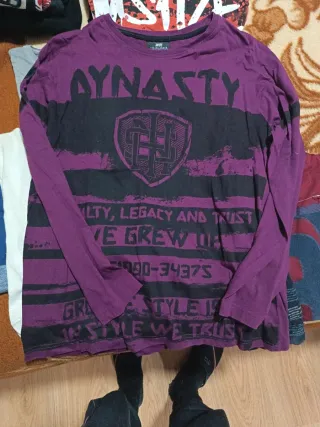 Camiseta con capucha y mangas largas