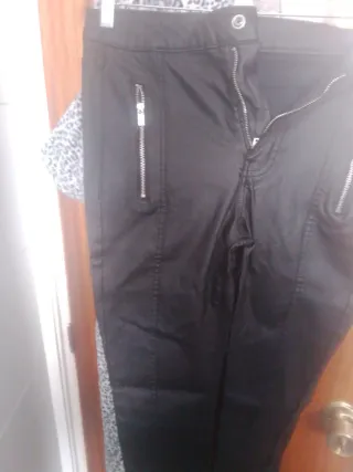 Pantalón efecto piel negro