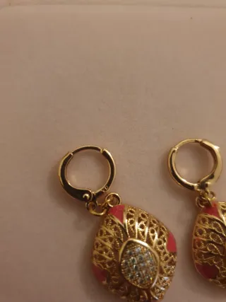 Pendientes dorados con detalles rosas