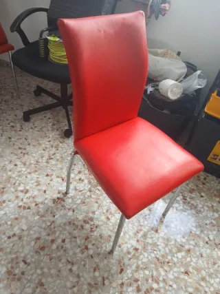 3 Sillas rojas modernas