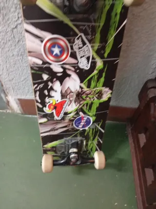 Skate Tony Hawk con pegatinas