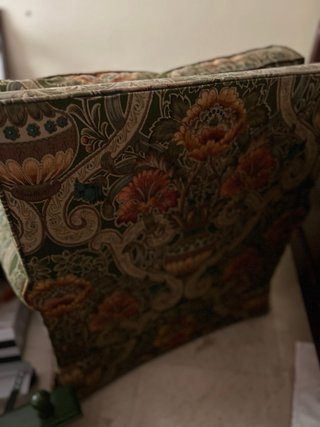 Butaca tapizada con flores