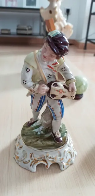 Pareja figuras porcelana dorada