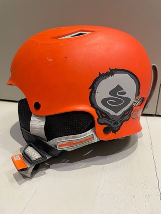 Casco de esquí infantil naranja.