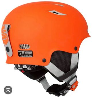 Casco de esquí infantil naranja.