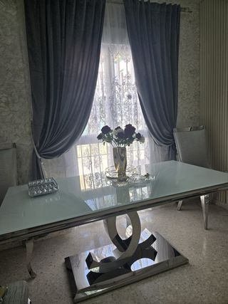 Mesa de comedor cristal y metal plateado