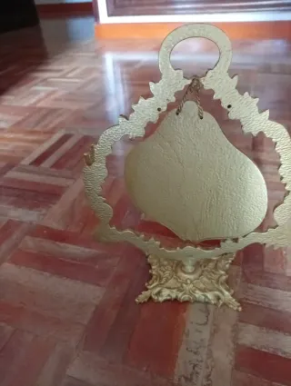 Adorno decorativo dorado de metal