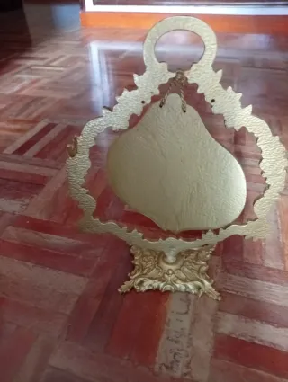 Adorno decorativo dorado de metal