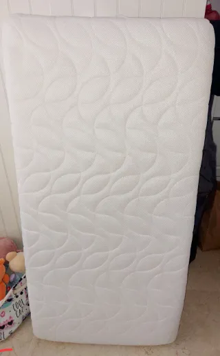 Cuna, colchón nuevo y móvil