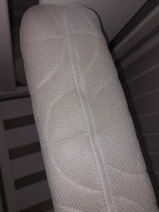 Cuna, colchón nuevo y móvil