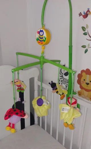 Cuna, colchón nuevo y móvil