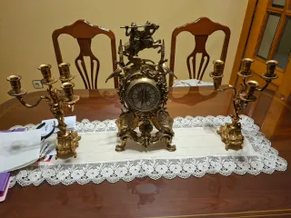 Juego de reloj y candelabros dorados