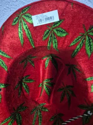 Sombreros rojos con hojas verdes