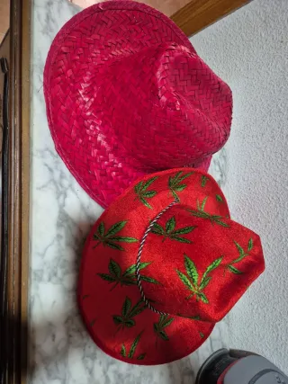 Sombreros rojos con hojas verdes