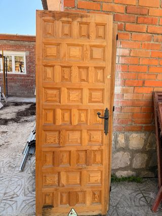 Puerta de madera con cristales de colores