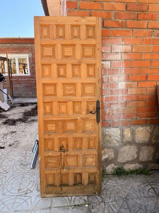 Puerta de madera con cristales de colores