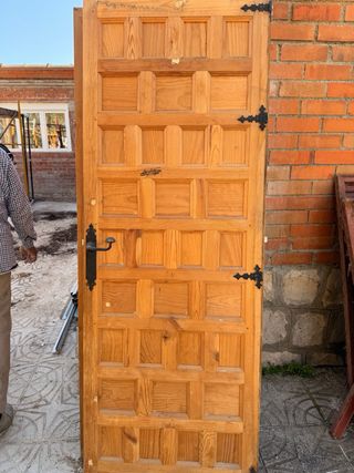 Puerta de madera con cristales de colores