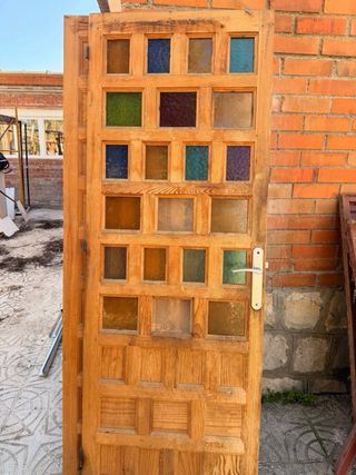 Puerta de madera con cristales de colores