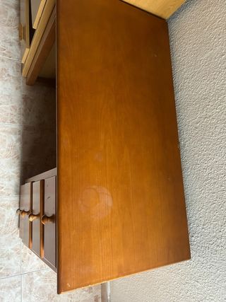 Escritorio de madera marrón