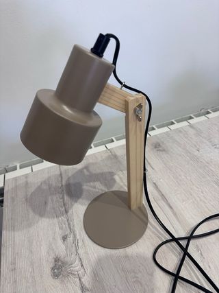 Lámpara de mesa madera y metal