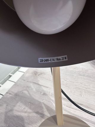 Lámpara de mesa madera y metal
