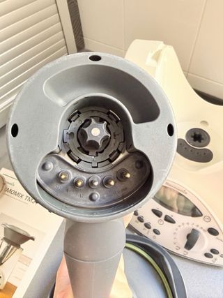 Thermomix TM31 con accesorios y libros