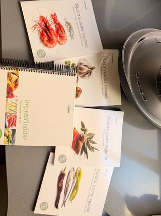 Thermomix TM31 con accesorios y libros