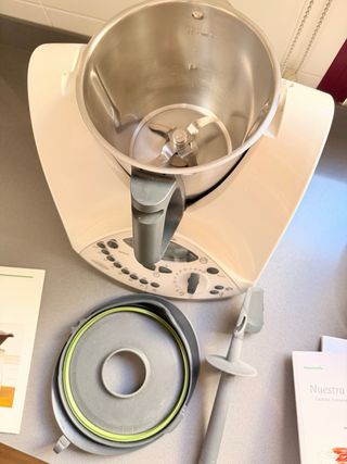 Thermomix TM31 con accesorios y libros